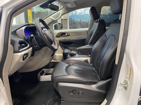 Used 2023 Chrysler Pacifica Touring-L FWD image 11