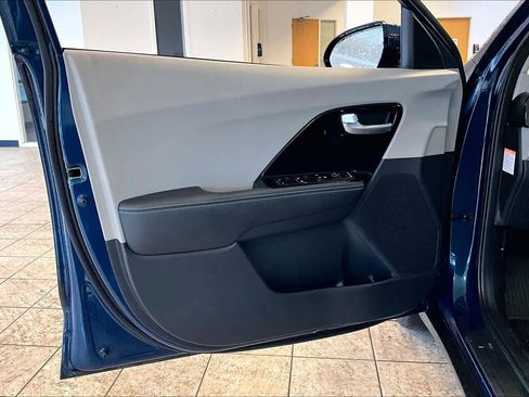 Used 2020 Kia Niro EX FWD image 22