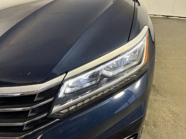 Used 2018 Volkswagen Passat 2.0T R-Line w/ R-Line Lighting Package FWD image 28