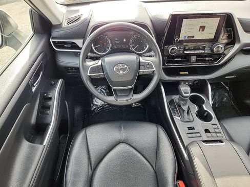 Used 2024 Toyota Highlander XLE image 13