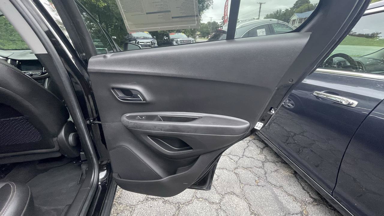 Used 2019 Chevrolet Trax LT w/ LT Convenience Package AWD/4WD image 23