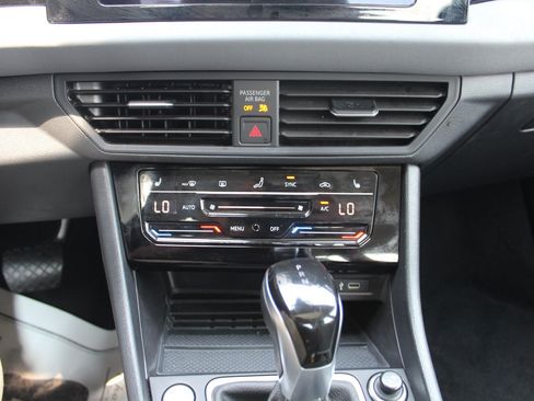 Used 2025 Volkswagen Jetta SE FWD image 12