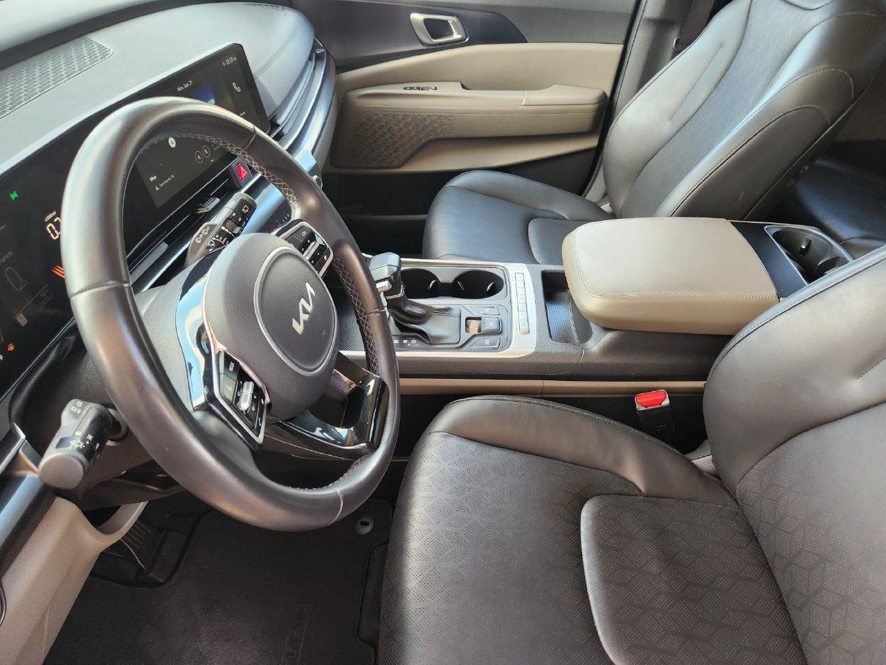 Used 2025 Kia Carnival FWD image 12