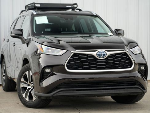 Used 2020 Toyota Highlander XLE image 2