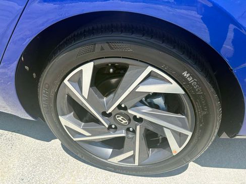 Used 2025 Hyundai Elantra Limited FWD image 13