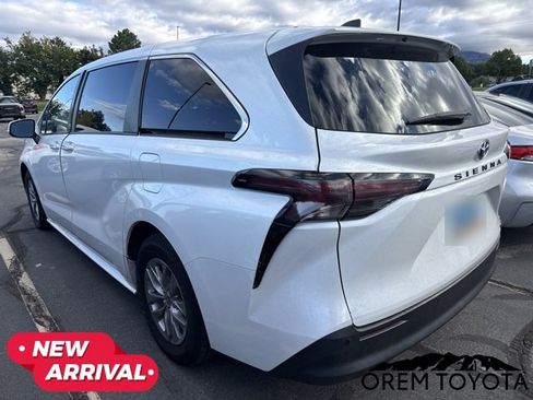 Used 2023 Toyota Sienna XLE FWD image 14