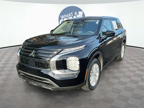 Used 2024 Mitsubishi Outlander ES image 3