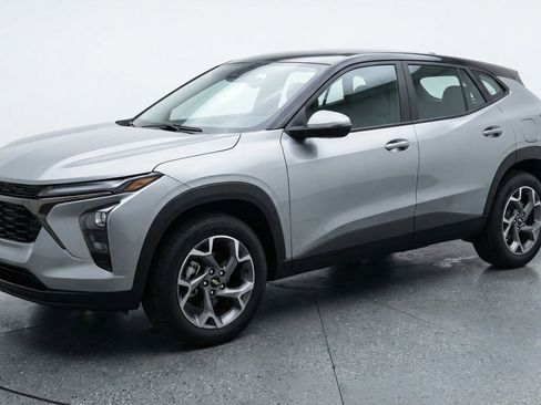 Used 2025 Chevrolet Trax LT FWD image 3