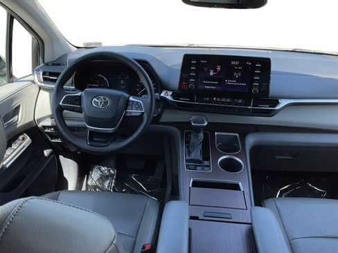 Used 2021 Toyota Sienna XLE FWD image 12
