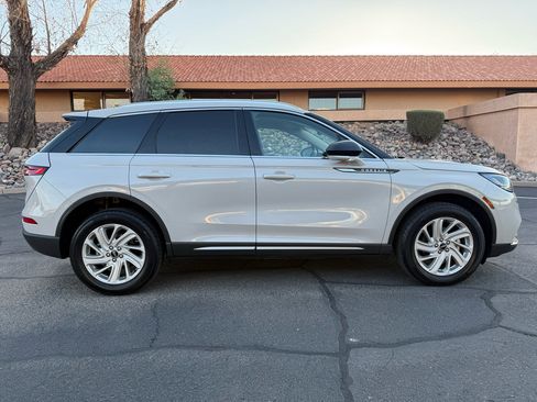 Used 2022 Lincoln Corsair FWD w/ Rear Removable Package Tray image 2