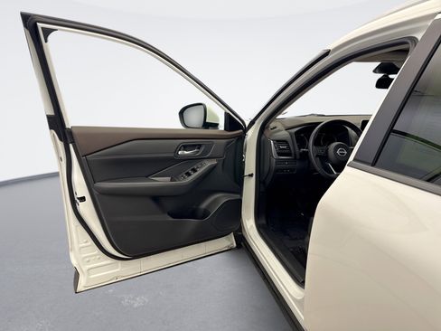 Used 2023 Nissan Rogue SV w/ SV Premium B Package image 9