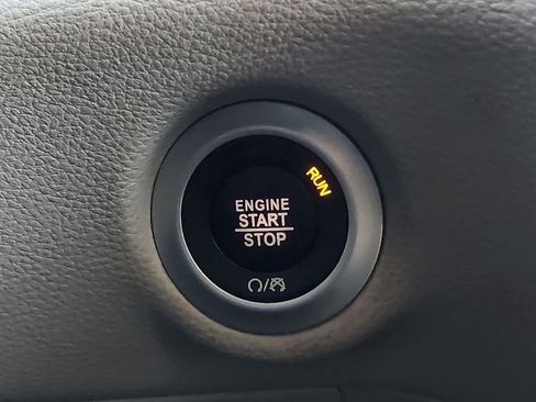 Used 2024 Chrysler Pacifica Limited FWD image 21