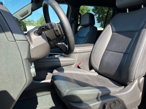 Used 2025 Chevrolet Suburban Z71 AWD/4WD image 8