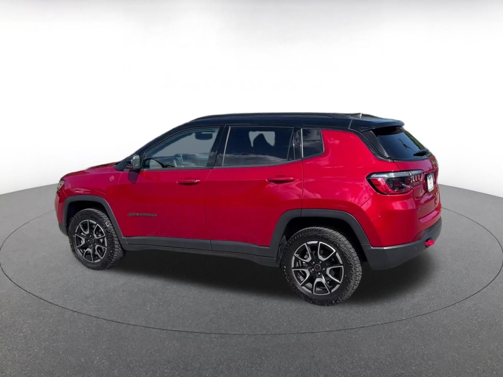 Used 2025 Jeep Compass Trailhawk AWD/4WD image 8