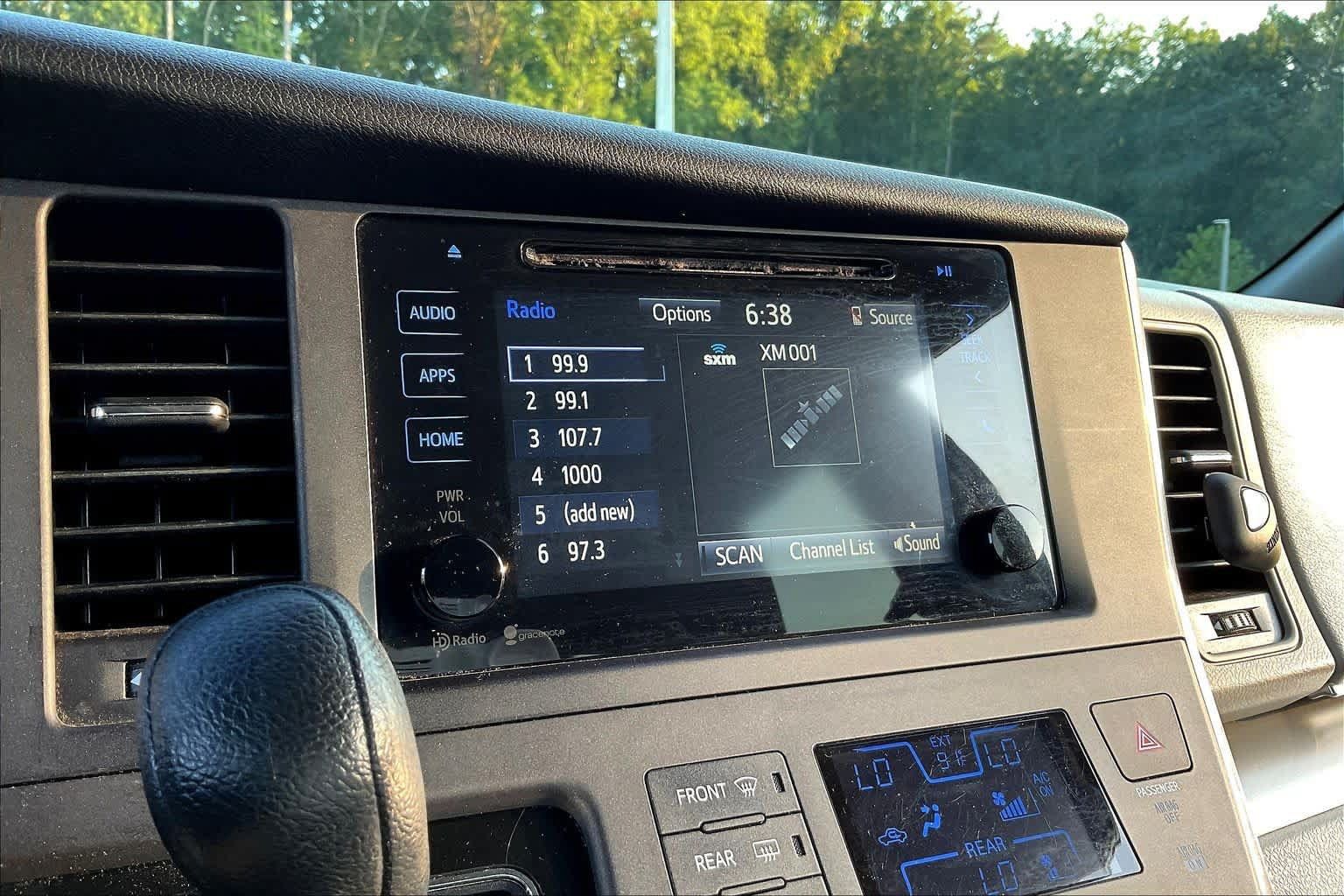 Used 2015 Toyota Sienna LE FWD image 31
