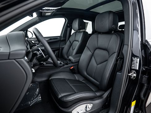 Certified 2026 Porsche Macan image 5