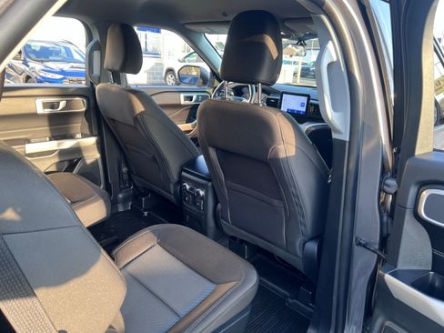 Used 2022 Ford Explorer XLT AWD/4WD image 46