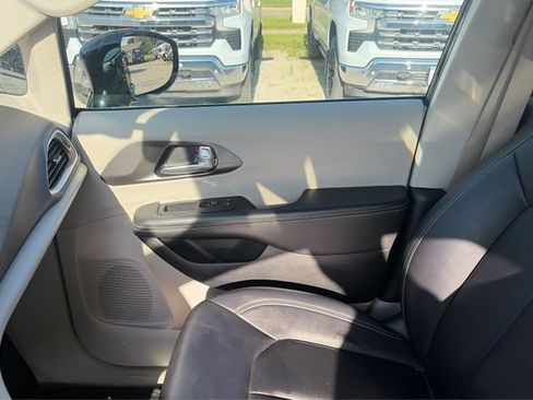 Used 2024 Chrysler Pacifica Touring-L FWD image 20