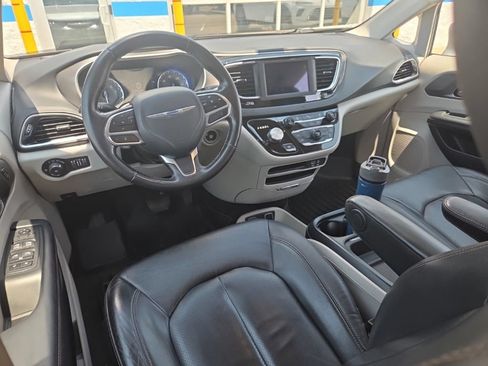 Used 2020 Chrysler Pacifica Touring-L FWD image 9