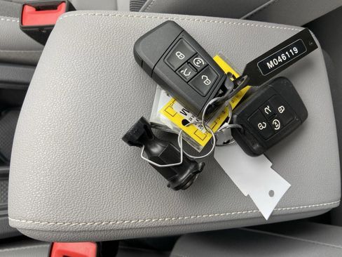 Used 2024 Volkswagen Taos SE image 41