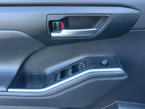 Used 2021 Toyota Highlander XLE image 11