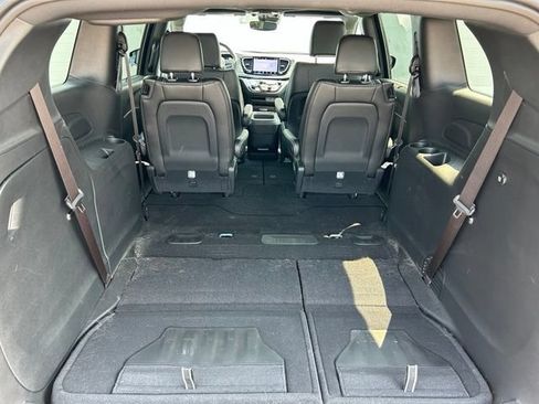 Used 2025 Chrysler Pacifica Select AWD/4WD image 11