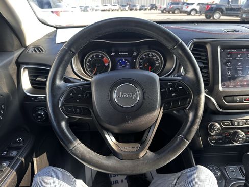 Used 2019 Jeep Cherokee Trailhawk AWD/4WD image 9