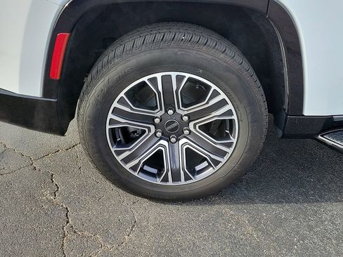 Used 2025 Jeep Wagoneer 4WD image 7