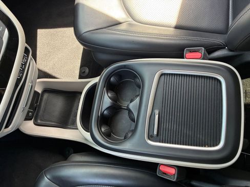 Used 2023 Chrysler Pacifica Touring-L image 44