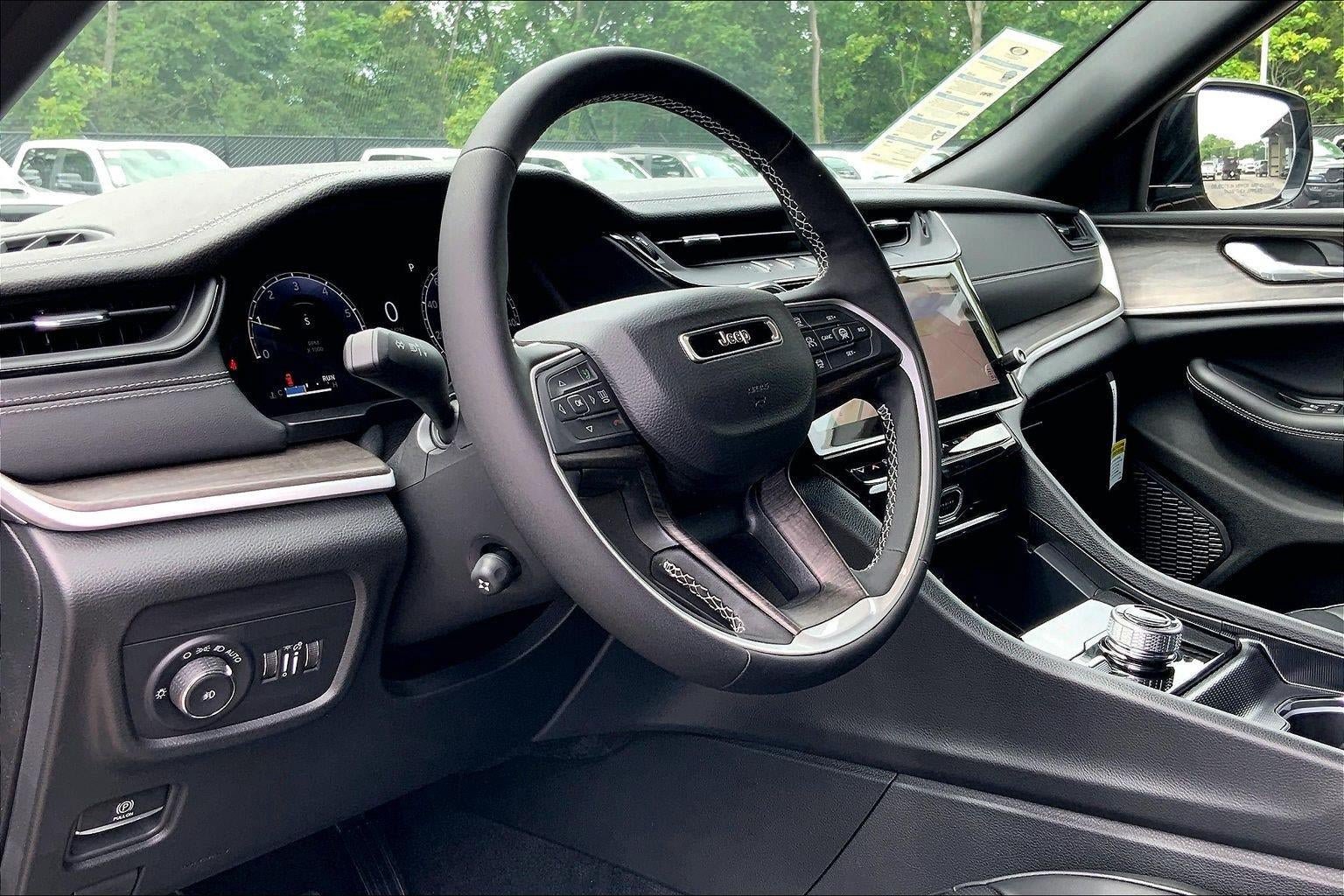 New 2026 Jeep Grand Cherokee Limited w/ Luxury Tech Group II AWD/4WD image 7