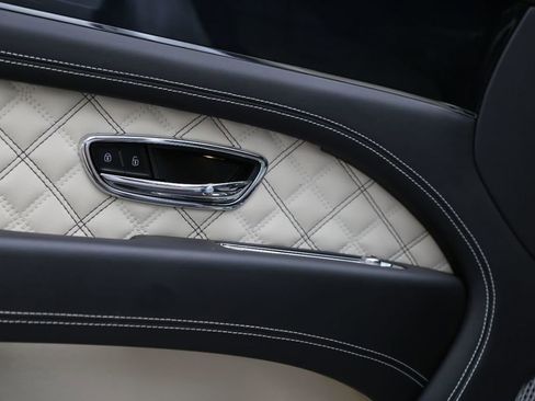 Used 2021 Bentley Bentayga image 55