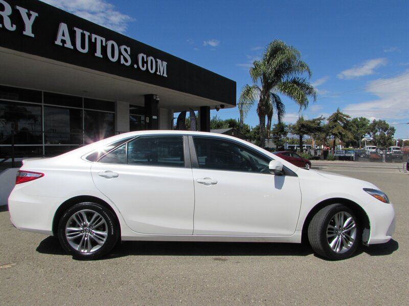 Used 2015 Toyota Camry SE w/ Moonroof Package FWD image 7