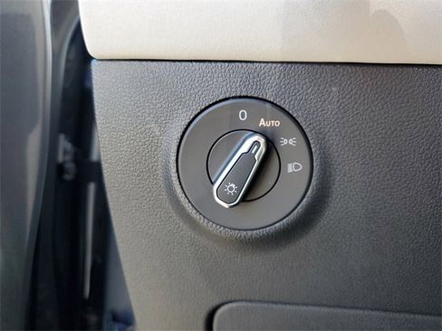 Used 2025 Volkswagen Taos SE w/ Panoramic Sunroof Package image 28