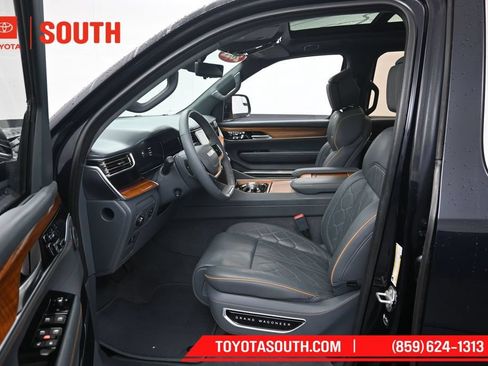 Used 2022 Jeep Grand Wagoneer Series III AWD/4WD image 9