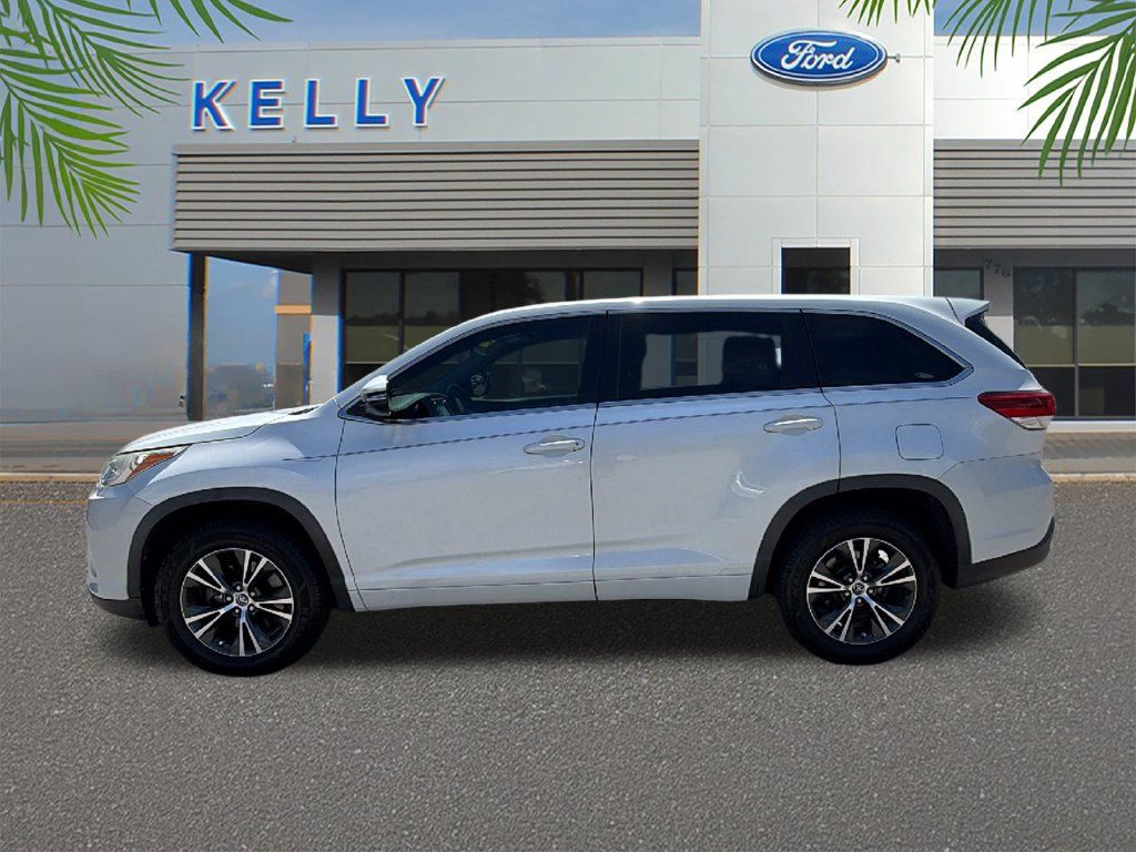 Used 2018 Toyota Highlander Plus FWD image 2