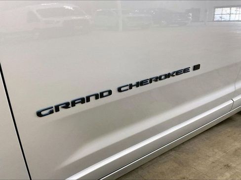 Used 2025 Jeep Grand Cherokee Limited 4xe AWD/4WD image 8