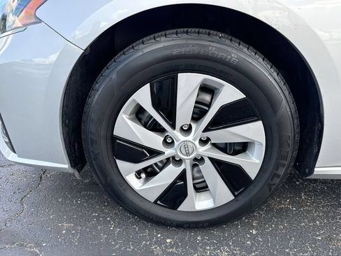 Used 2024 Nissan Altima 2.5 S FWD image 10