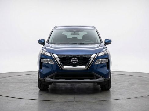 Used 2025 Nissan Rogue SV image 2