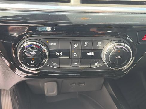 Used 2024 Chevrolet Trax RS w/ Sunroof Package FWD image 19