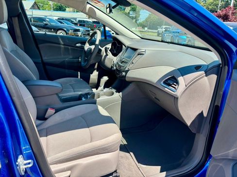 Used 2017 Chevrolet Cruze LT w/ Convenience Package FWD image 13