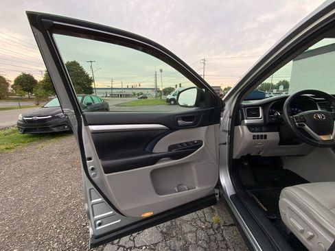 Used 2017 Toyota Highlander XLE AWD/4WD image 19