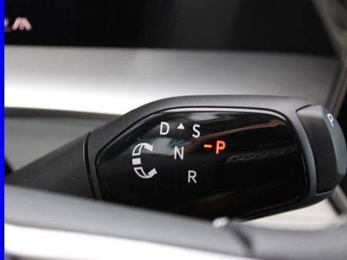 Used 2025 Volkswagen Tiguan SE image 33