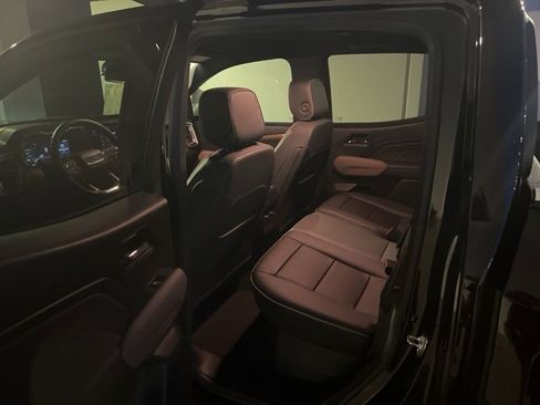 Used 2024 GMC Canyon Denali image 6