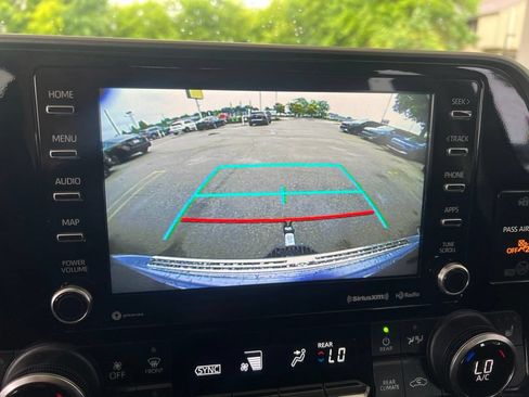 Used 2022 Toyota Highlander XLE AWD/4WD image 55