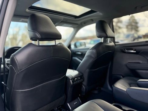 Certified 2025 Toyota Highlander XLE image 17