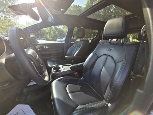 Used 2023 Chrysler Pacifica Touring-L w/ S Appearance Package FWD image 14
