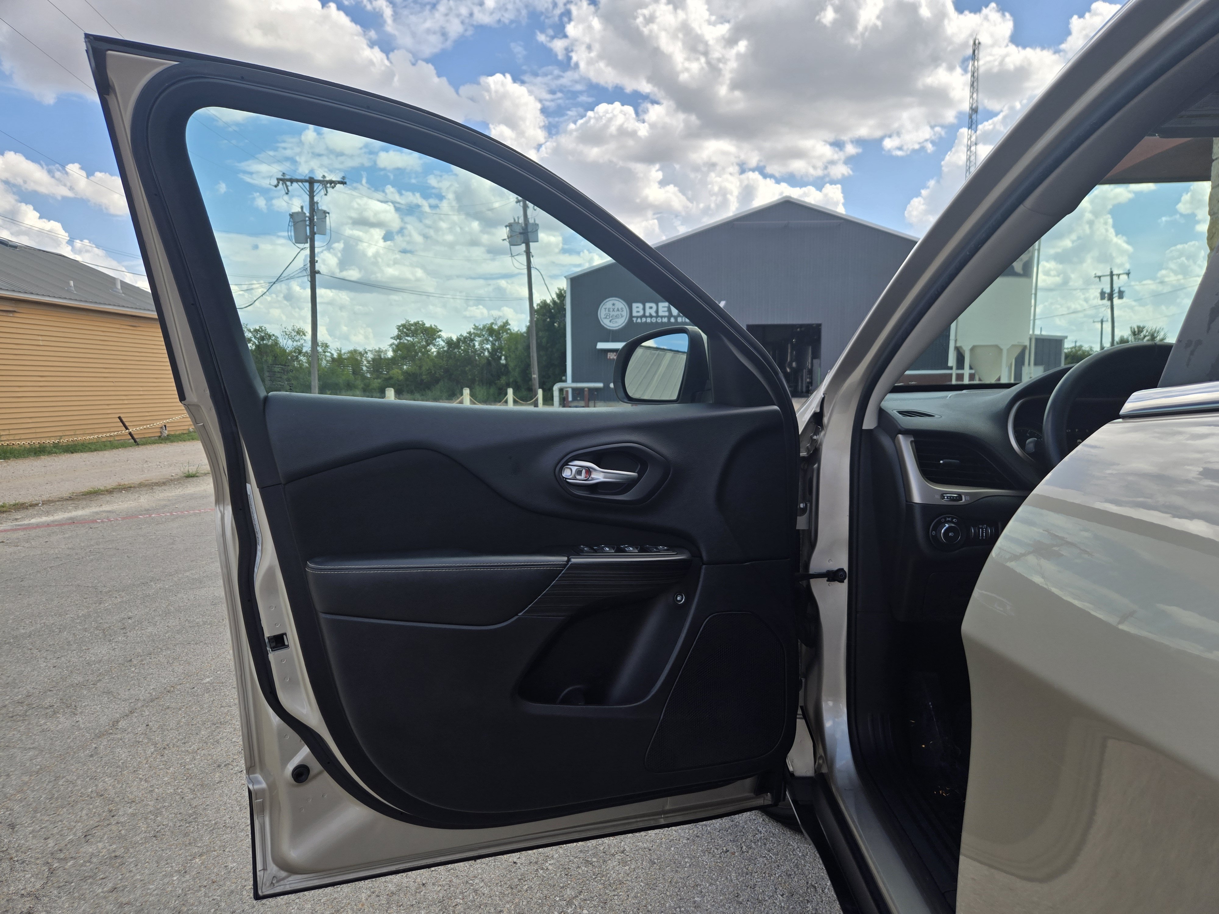 Used 2014 Jeep Cherokee Latitude FWD image 4
