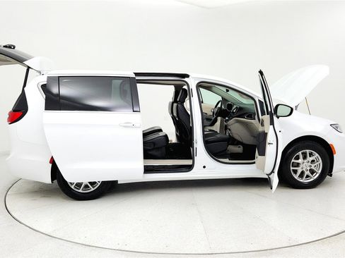 Used 2024 Chrysler Pacifica Touring-L image 34