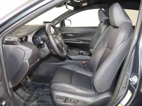 Used 2023 Toyota Venza XLE image 11