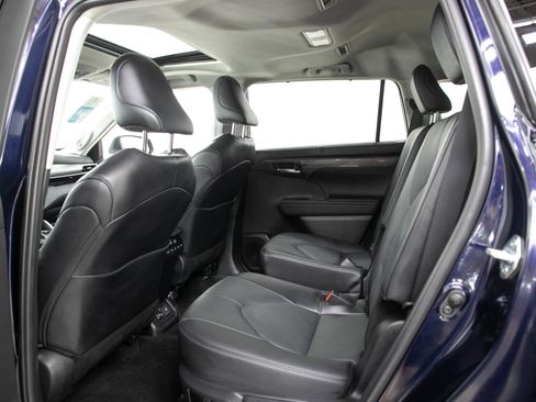 Used 2025 Toyota Highlander Limited AWD/4WD image 16